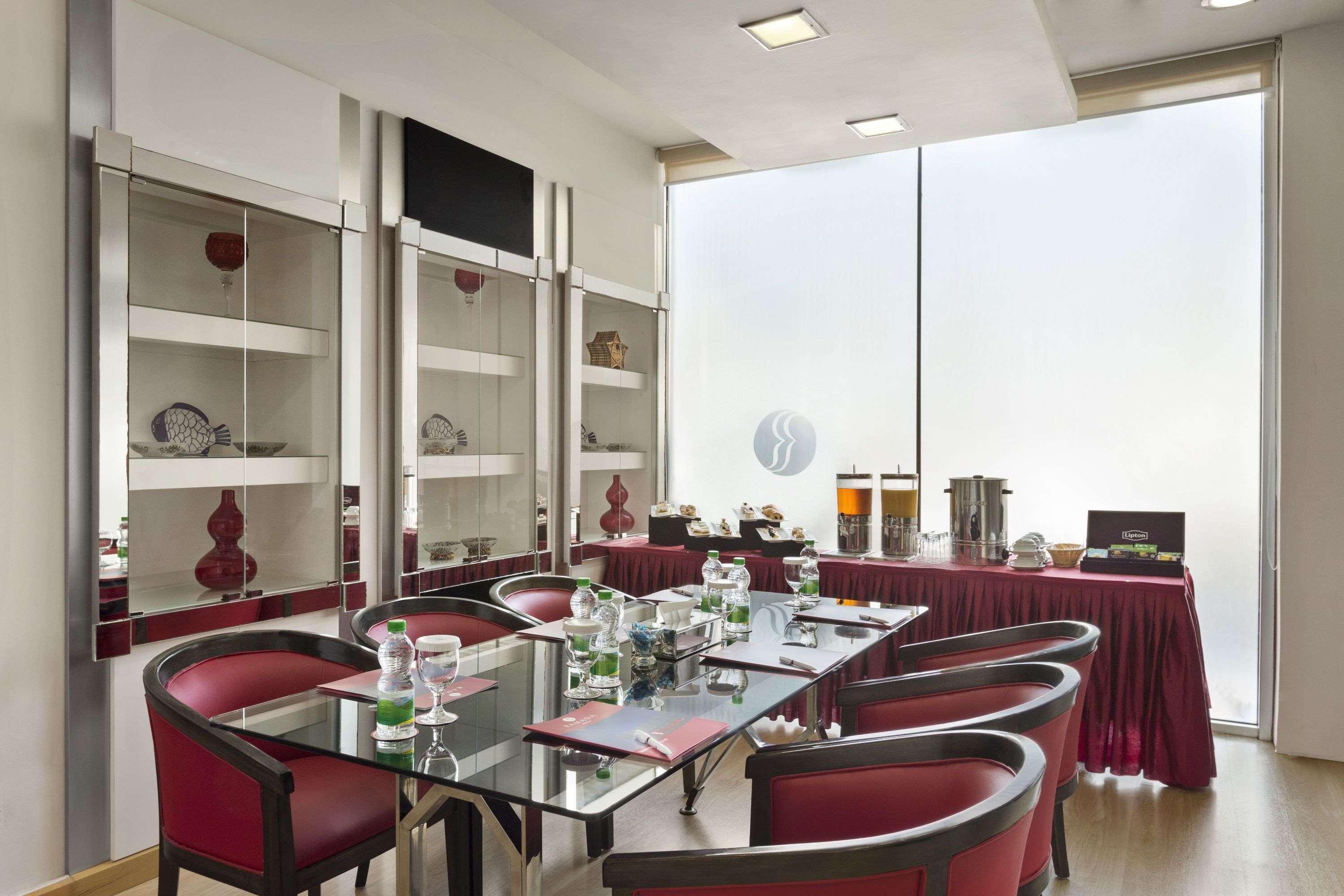 Ramada Qurum Beach Hotel Hotel 4*