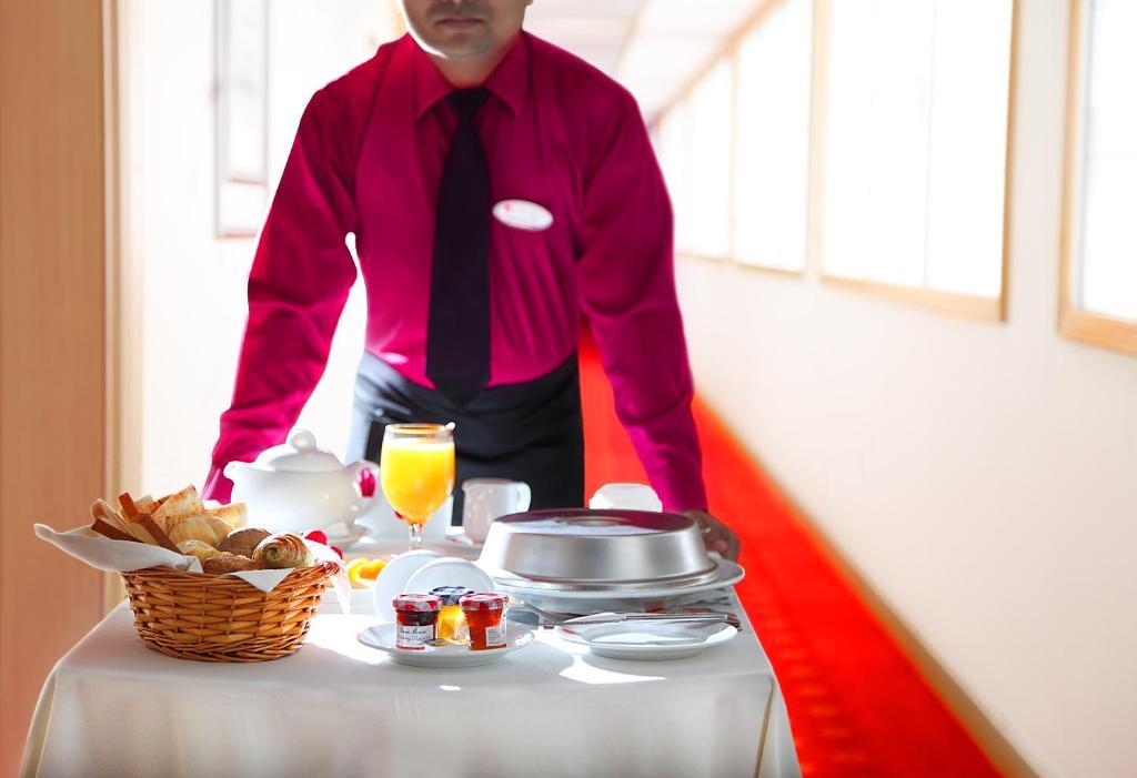 Ramada Qurum Beach Hotel 4*