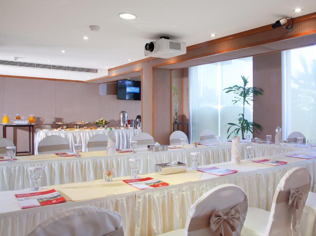 Ramada Qurum Beach Hotel Hotel
