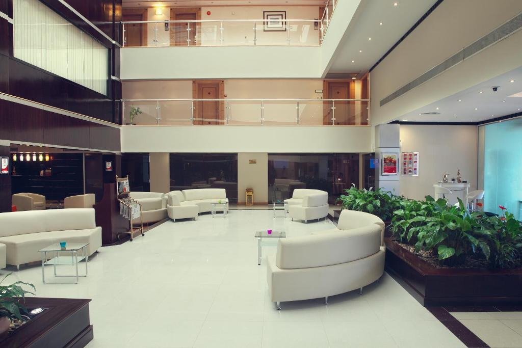 Ramada Qurum Beach Hotel Hotel 4*